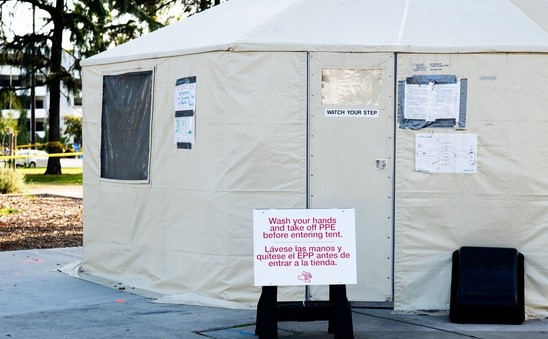 np_Sign with safety instructions in front of testing tent for medical workers at Covid testing site_5Q2jX4_free-1 np_Sign with safety instructions in front of testing tent for medical workers at Covid testing site_5Q2jX4_free-1